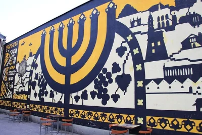 Descubre la herencia judía en el museo judío de galicia en kazimierz, kraków. explora exposiciones impactantes y accede a 37 museos con un pase sin colas.