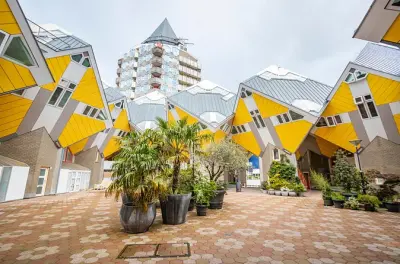 Rotterdam avec un local : Markthal et maisons cubiques en photo
