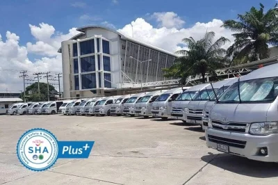 Privater transfer vom hotel in bangkok zum flughafen mit maut, wasser und englischsprachigem service. abholung, alle gebühren und lokaler fahrer inklusive.