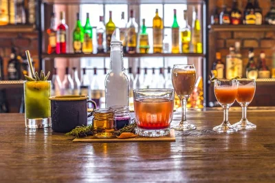 Experience a craft cocktail tasting in gdańsk’s top bar, sample 5 original recipes, watch expert bartenders, and enjoy a relaxed evening with included drinks.
