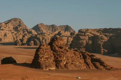 Entdecke wadi rum bei einer ganztages-jeep-tour. besuch die lawrence-quelle, probier sandboarding auf roten dünen, wandere zu felsbrücken und genieße beduinen-tee zum sonnenuntergang.