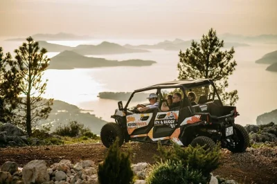 Descubre las colinas y pueblos de dubrovnik en un buggy privado, con recogida, conductor local y paradas panorámicas sobre el casco antiguo. incluye agua y dulces típicos.