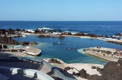 Jeep safari 4x4 en Porto Moniz: Nada en piscinas naturales