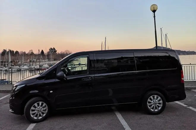Trasferimento privato da Linate al Lago Maggiore: Minivan Mercedes