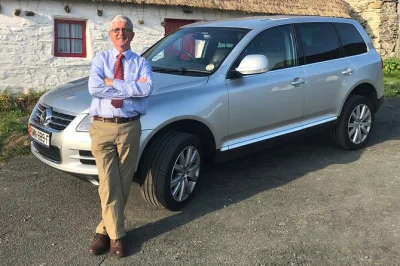 Descubre la isla de man: rueda de agua, castillos y pueblos tradicionales en un tour privado desde douglas. incluye entradas, vehículo con aire acondicionado y guía local.