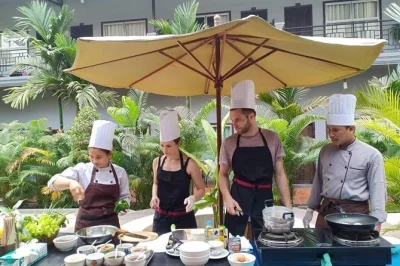 Partecipa a un corso di cucina khmer a siem reap, esplora un mercato locale e gusta il pranzo in una casa tradizionale cambogiana con l’aiuto di uno chef esperto.