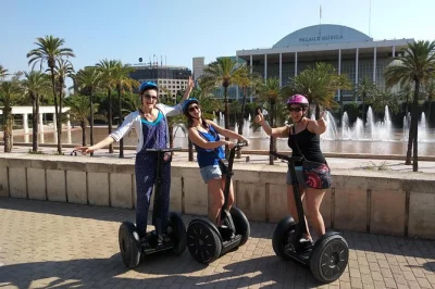 Entdecke valencias turia-gärten bei einer privaten segway-tour mit persönlichem guide, profi-fotos und flexibler streckenwahl. inklusive helm und extra Übungszeit.