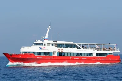 Von koh phangan nach koh samui mit der seatran discovery fähre reisen, klimatisiert und mit hoteltransfer für eine entspannte ankunft auf der insel.