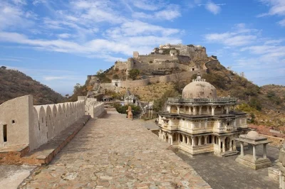 Von jodhpur nach udaipur mit stopps am kumbhalgarh fort und dem ranakpur jain-tempel. privater transfer mit abholung im hotel in jodhpur und absetzen in udaipur.