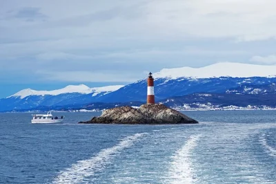 Erkunde ushuaia und den beagle-kanal mit dem katamaran, entdecke seelöwen und seltene vögel, besuche den leuchtturm les eclaireurs und spaziere über die bridge island – alles mit einem lokalen gu