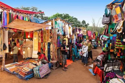 Découvrez les marchés colorés de delhi pour tenues de mariage, châles pashmina et souvenirs lors d’un tour privé avec guide local, prise en charge à l’hôtel et arrêts flexibles.