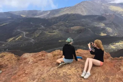 Scopri l’etna da catania con una camminata guidata tra i crateri, l’avventura nella grotta di lava e degustazioni di miele, olio e vini locali. include transfer e pick-up.