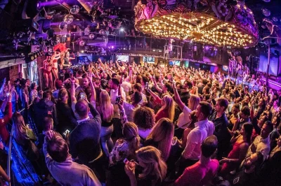 Vive la noche de praga con una ruta guiada por bares, 2.5 horas de barra libre, entrada vip a club y chupitos gratis. todo incluido y punto de encuentro fácil.