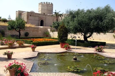 Découvrez l’alcazar de jerez, flânez dans ses ruelles historiques et savourez des vins locaux lors d’une visite guidée avec billets inclus. guide local et options accessibles disponibles.