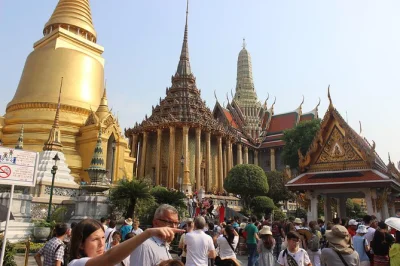 Entdecke bangkoks grand palace, wat pho, wat arun und den blumenmarkt bei einer privaten tagestour mit lokalem guide. inklusive abholung und thailändischem mittagessen.