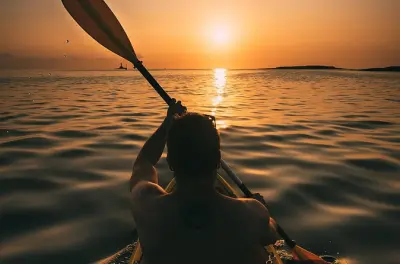 Snorkel en Pula: Kayak o SUP al atardecer con vino
