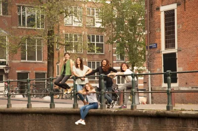 Scopri i sapori di amsterdam nel quartiere de pijp con una guida locale, piccoli gruppi e soste al mercato albert cuyp. degustazioni e bevande incluse.