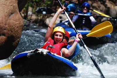 Vivi un’esperienza unica con passeggiata a cavallo, zipline e rafting o tubing vicino al vulcano rincon de la vieja. include pranzo, bagno di fango e trasferimento.