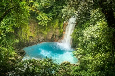 Vivi l’esperienza unica del rio celeste in costa rica con un trekking guidato, bagno nelle acque turchesi, visita al labirinto katira e incontro con i bradipi. pranzo e trasporto privato inclusi.