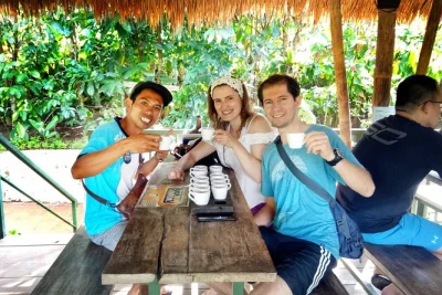 Descubra o café artesanal e o vinho de coco de bali em meio à selva, com degustações e encontros com agricultores locais. inclui transporte em ubud e todas as bebidas, exceto kopi luwak.