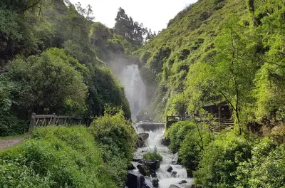 Mercado de Otavalo e Cachoeira Peguche: Artesanato em Têxteis