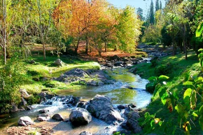 Entdecke die sierras von córdoba, schlendere durch die autofreien gassen von la cumbrecita, genieße mitteleuropäische spezialitäten in villa general belgrano und entspanne dank inkludiertem hotelt