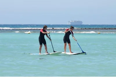 Impara a fare stand up paddle a caleta de fuste, fuerteventura, con un istruttore certificato. lezioni in piccoli gruppi, attrezzatura inclusa, direttamente sulla spiaggia tranquilla.