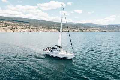 Segle mit einer 14-meter-yacht auf dem okanagan lake ab penticton oder naramata, probiere paddleboarding, schwimme im klaren wasser und entspanne mit einem lokalen guide. getränke und ausrüstung ink