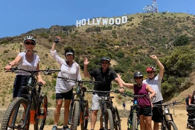 Parcourez les collines de hollywood en vtt électrique, approchez-vous du célèbre hollywood sign et profitez de vues imprenables sur la ville avec un guide local. casque, vélo et eau inclus.