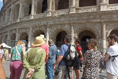 Descubra o coliseu, fórum romano e monte palatino em roma com grupo pequeno e guia especializado. ingressos e rádio para uma visita tranquila inclusos.