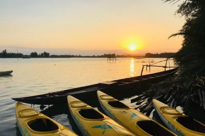 Explore o rio de hoi an ao pôr do sol, remando pelo centro histórico iluminado por lanternas e saboreie café local com guia. inclui transporte e equipamentos.