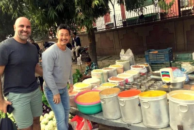 Découvrez les marchés animés de delhi, achetez des épices fraîches et préparez un repas indien en cinq plats dans un atelier local. déjeuner, cours pratique et ingrédients inclus.