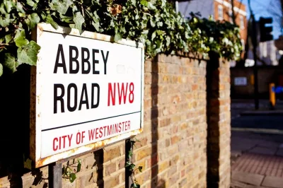 Vive la historia de los beatles en londres con un tour privado en taxi negro. cruza abbey road, recorre carnaby street y escucha anécdotas de un guía local apasionado.