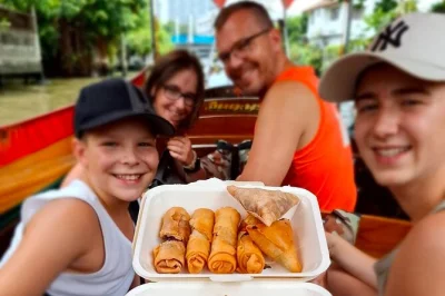 Entdecke bangkoks kanäle, probiere street food am pak klong talad markt, besuche wat arun zum sonnenuntergang und genieße eine geführte bootstour inklusive aller gebühren.