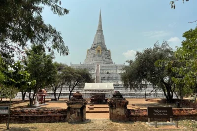 Entdecke ayutthayas antike ruinen und tempel bei einem tagesausflug ab bangkok mit lokalem guide. sieh den berühmten buddha-kopf in baumwurzeln, genieße ein mittagessen am markt und inklusive hotelt