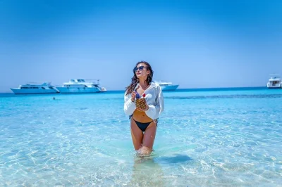 Découvrez hurghada et giftun island en speedboat avec snorkeling, détente sur la plage d’orange bay, déjeuner inclus et transfert hôtel. matériel fourni.