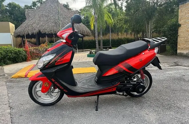 Snorkel en Tulum: 3 cenotes en scooter con comida local