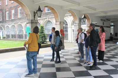 Descubre las locaciones de killing eve en londres con guía local, revive escenas de villanelle y eve, conoce secretos del rodaje y disfruta fácil acceso al transporte público.