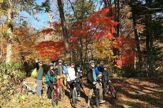 Mountain bike nel parco Nopporo da Sapporo con piccolo gruppo