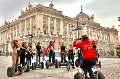 Découvrez madrid en segway dans ses rues les plus anciennes, écoutez les histoires d’un guide local et admirez le palais royal, la plaza mayor et bien plus. casque, formation et assurance inclus.