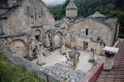 Entdecke armeniens antiken tempel von garni, das in den fels gehauene geghard-kloster, den sewansee mit traumhaften ausblicken und die altstadt von dilijan bei einer privaten tagestour mit hoteltransf