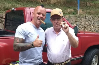 Explore a história de medellín em um tour de dia inteiro sobre pablo escobar. visite a comuna 13, seu túmulo, o museu e locais-chave com guias locais. traslado do hotel incluído.