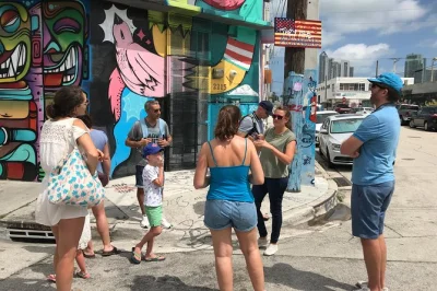Entdecke wynwood in miami mit einem französischsprachigen guide, bewundere street art, erfahre lokale geschichten und erhalte tipps zu bars und cafés. rollstuhlgerecht.