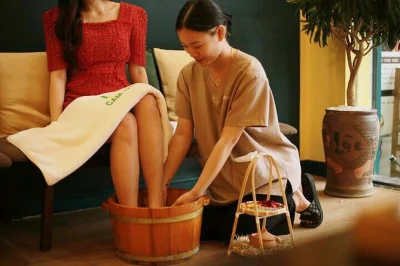 Scopri le tradizioni curative di hue con un massaggio vietnamita di 45 minuti—scegli tra schiena, collo, spalle o piedi. include pediluvio alle erbe, tè e torta al cocco.