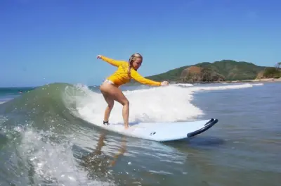 Clases de surf en Playa Grande: Aprende a coger tu primera ola