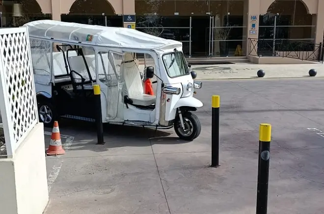 Tour in tuk tuk ad Albufeira: Olhos Dágua, Falésia e Marina