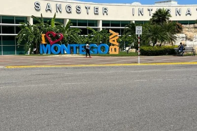 Buchen sie eine private hin- und rückfahrt vom flughafen montego bay nach negril. genießen sie eine entspannte fahrt, erfrischungen und einen besuch im rick’s café. einfach, sicher und komfortabe