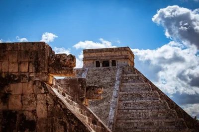 Descubre chichen itzá con guía lds, nada en el cenote ik kil y disfruta un buffet típico de yucatán. incluye transporte con aire acondicionado, comida y baño en cenote.