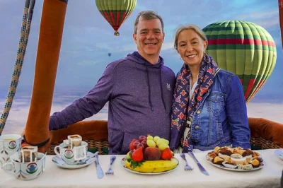 Vol privé en montgolfière à marrakech avec petit-déjeuner berbère, transfert hôtel en 4x4 de luxe, et jus frais à bord. pilote et hôtesse dédiés inclus.