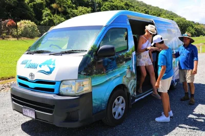 Découvrez la pêche au barramundi à port douglas, visitez une ferme en activité et savourez un déjeuner frais du champ à l’assiette. matériel et guide inclus.